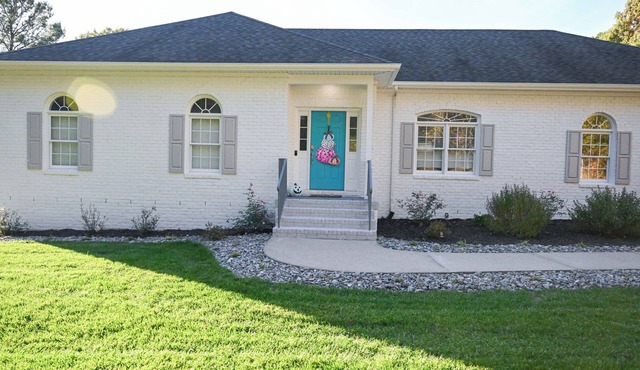 Charming three bedroom, two bathroom tranquil retreat just 2 miles from Wyndham. in Glen Allen