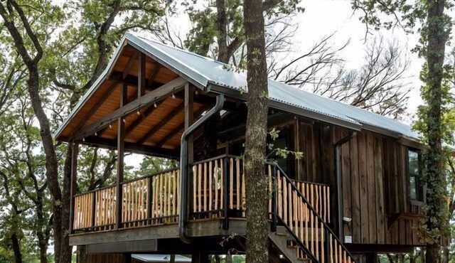 Charming Treehouse for Glamping Trips near Magnolia, Texas in Elm Mott