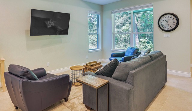 Charming Willis Hideaway < 1 Mi to Lake Conroe!