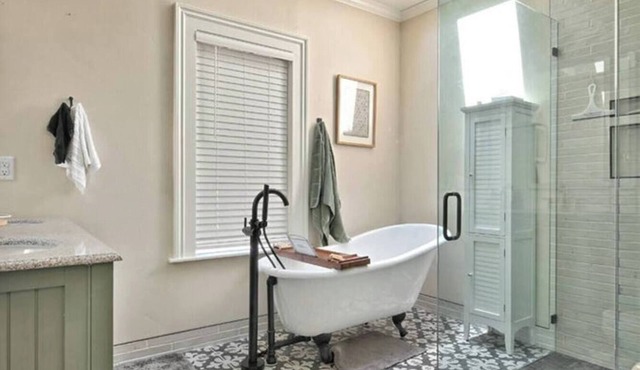Charming Wine Country Carriage House – 2BR/2BA near Jacksonville Peaceful retreat in the heart of Southern Oregon wine country. Private, comfy, and perfect for couples or friends. Close to wineries, trails & historic Jacksonville. in Central Point