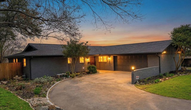 Chic 3-bedroom house minutes from everything in charming Fort Worth