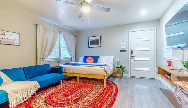 Chic Deluxe Studio | Pet Friendly | 10 min to DT