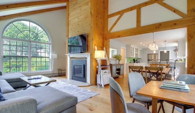 Chic Dover Home w/Hot Tub: 1 Mi to Golf! in West Dover
