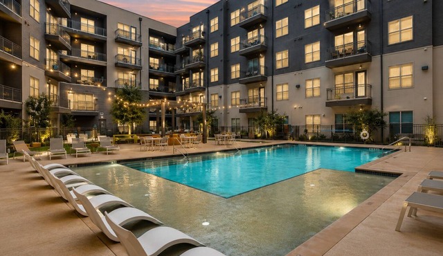 Chic Downtown Retreat/Balcony, Pool, 75” TV