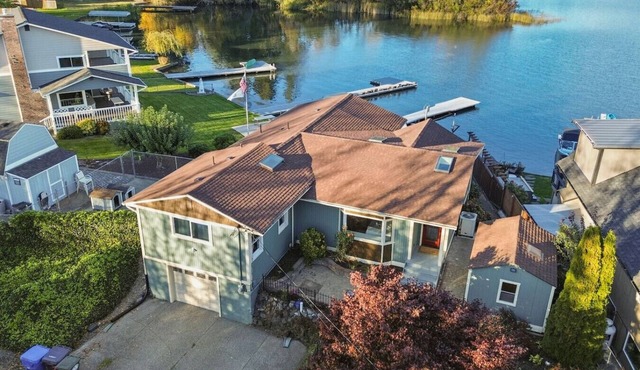Chic Lakefront 2BR/2BA Upper Unit | BBQ Deck in Spanaway