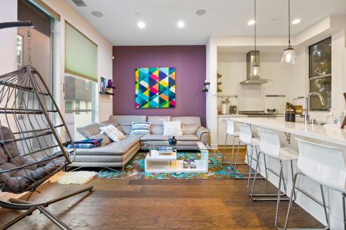 Chic Silver Lake Oasis with Breathtaking City Skyline Views, Private Rooftop & Garage in Los Angeles