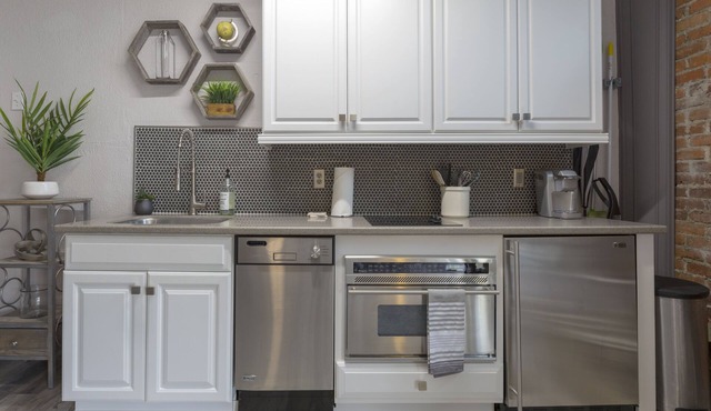 Chic Studio On Oglethorpe Square | Perfect Location | Walk Everywhere in Savannah
