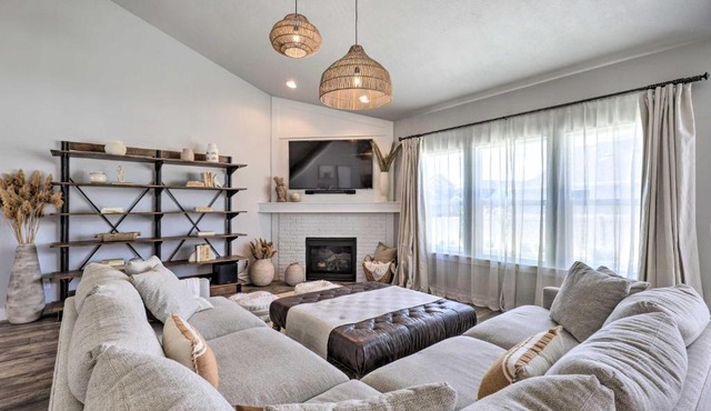 Chic Vineyard Getaway with Yard about 8 Mi to BYU in Vineyard
