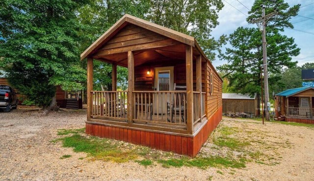 Choctaw: Sleep 4, Tiny Cabin, Pets, Near Park/Lake in Broken Bow