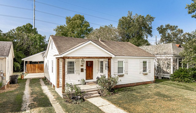 Classic-contemporary Bungaleaux in a prime location, your home away from home.
