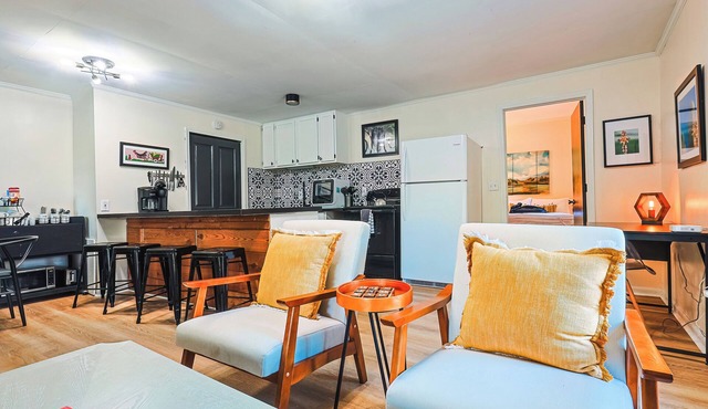 "Clementine at The 403" Historic District Apartment Walkable to Downtown