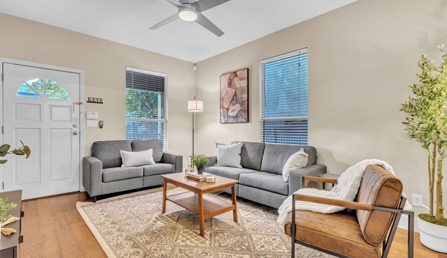 Close to Downtown, Close to Airport, Free Parking - Cozy Home in Austin, TX!