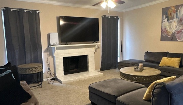 Close to Houston-Bush airport! Family sized townhome on golf course