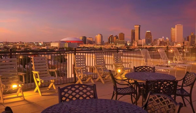 Club Wyndham Avenue PlazanAparthotel with outdoor pool, near Caesars Superdome