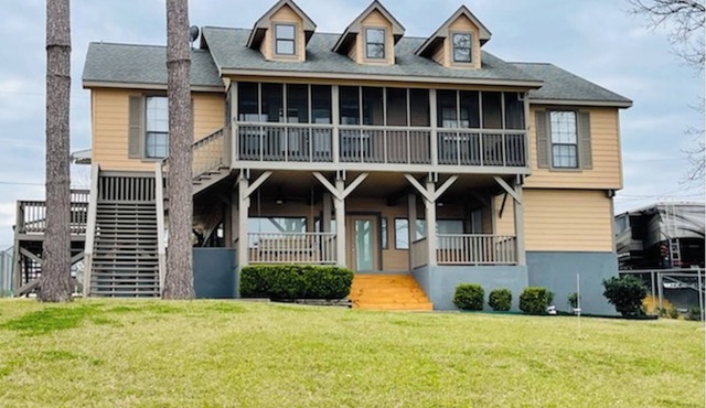 Come relax at this beautiful Livingston lake front!
