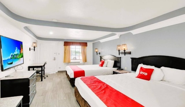 Comfort and Convenience! Pet Friendly Stay with Parking & Pool