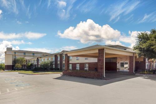 Comfort Inn & Suites Red Oak - Dallas Area
