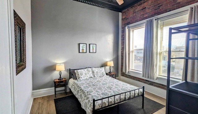 Comfortable 2BR on the Square in Robinson