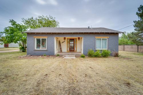 Comfortable Cozy Home w/Spacious Yard in Haskell