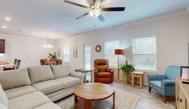 Comfortable open concept home with full kitchen, internet and W/D in Aransas Pass