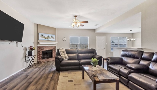 Comfy 3B-2BR House Close to the Lake & Rockwall!