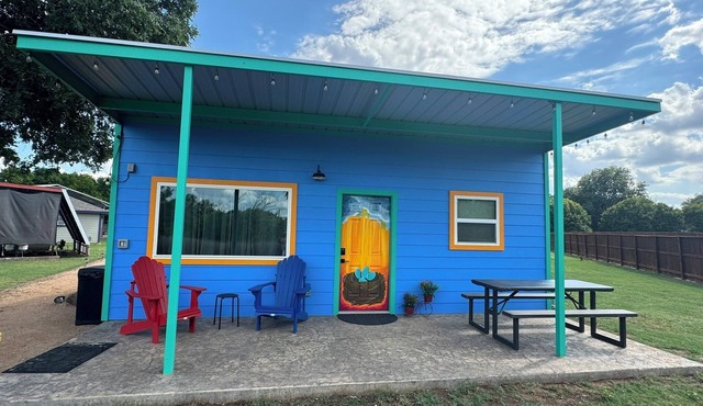 Comfy cabin next to 180 acre nature park w/pool & pickleball court access