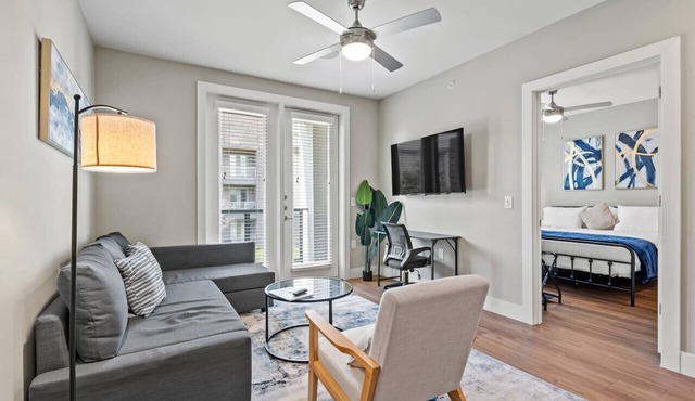 Comfy King bed | Pool + Gym + Parking + Stockyards
