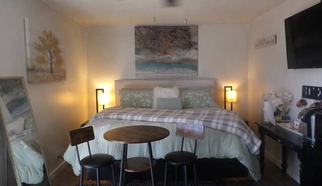 Comfy King suite with Private access and yard & Near Sea World/Fiesta Texas