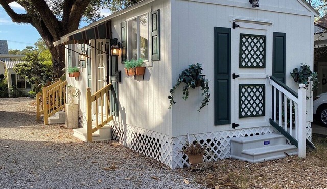 Comfy quaint 1-bedroom cottage with serene pond area in charming Abbeville