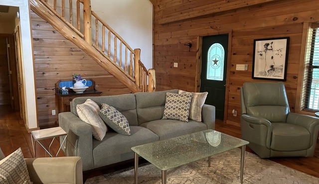 Comfy rustic cabin 1-2 miles from Lake Texoma is ready and fully stocked for 8+!