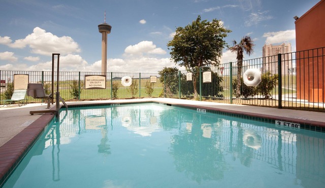 Comfy Studio Suite | Free Breakfast + Outdoor Pool