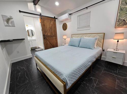 Comfy Tiny Home WP Large Private Deck Queen bed in Orlando