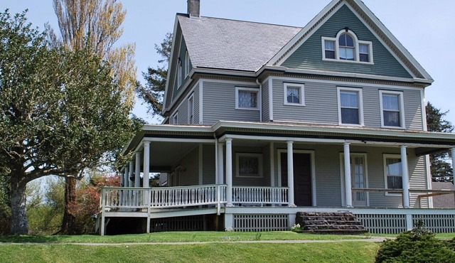 Commanders Quarters Historic Home in Hammond – Sleeps 18 in Hammond
