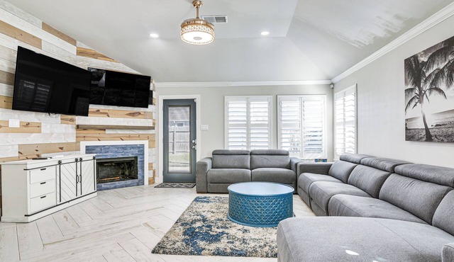 Community Pool & Courts: Missouri City Gem w/Yard