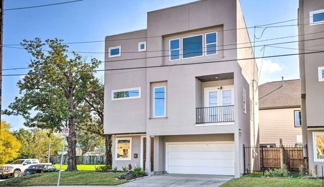 Contemporary 3 Bedroom Home - Minutes from Texas Medical Center