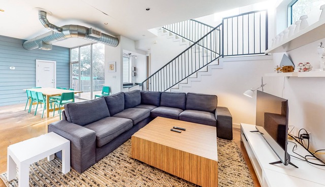 Contemporary & Chic in Austin Hill Country – Open Floor Plan – Rooftop Deck