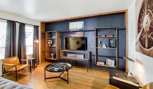 Contemporary Dallas Condo w/Pool Access!