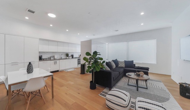 Contemporary Townhouse East Downtown w/Parking