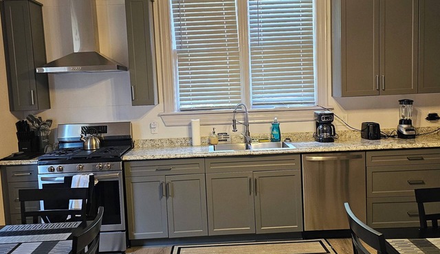 Contractor Friendly 8BR Home: Comfort, Space & Privacy
