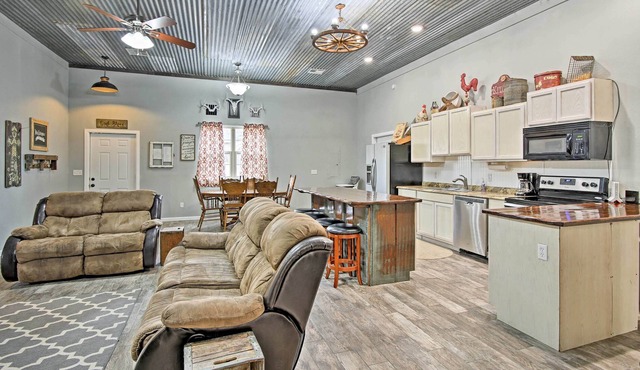 Convenient Broken Arrow Home - 22 Mi to Tulsa! in Broken Arrow