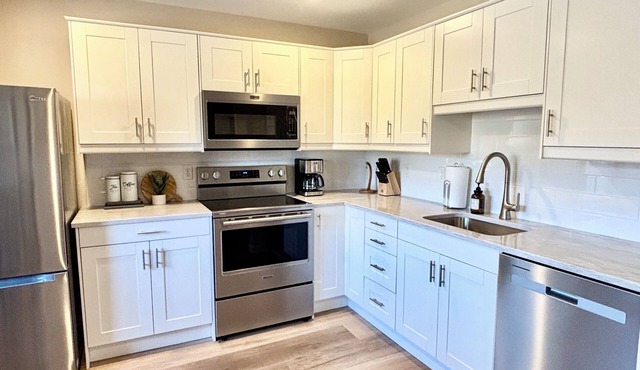 Convenient to the North Shore walk to Lake Superior, centrally located 2 bedroom in Duluth