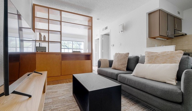 Cool Gateway Studio w/Gym, Pool, nr Shopping, by Blueground