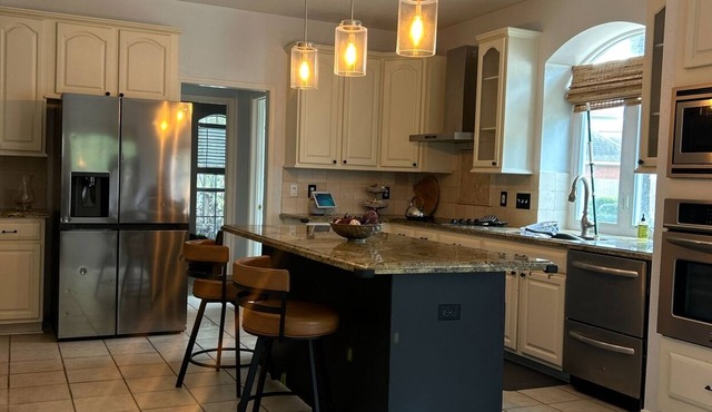 Cool Water Vibes Charming 4-bedroom house Sugar Land- complementary mini Bar