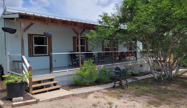 Coopers Retreat Cabin on two acres with Hottub, sleeps 4 - Mathis TX