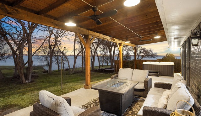 Cosy Lakefront Home
