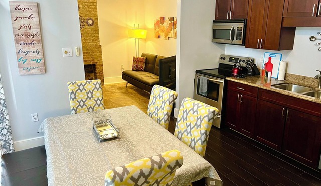 COTTAGE WITH PRIVATE GARDEN PATIO! SLEEPS 6!