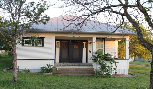 Countryside Farmhouse, backporch breezes, hillside views, and in Walburg!