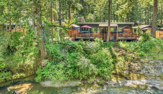 Couples Retreat! Every Season-Luxury, River Front, Hot tub and outdoor Shower in Glide