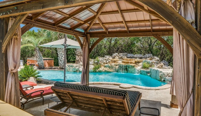 Couples Retreat with hot tub and steam room