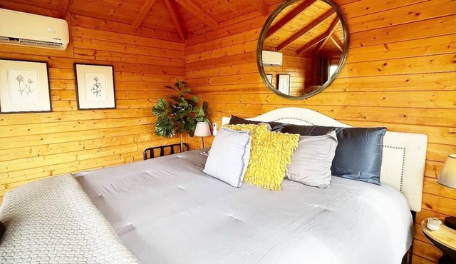 Courage Cabin @ 13 Acres - Stay/Shop/Yoga/Swim in Dripping Springs